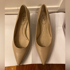 LifeStride Beige Kitten Heel, size 8, like new